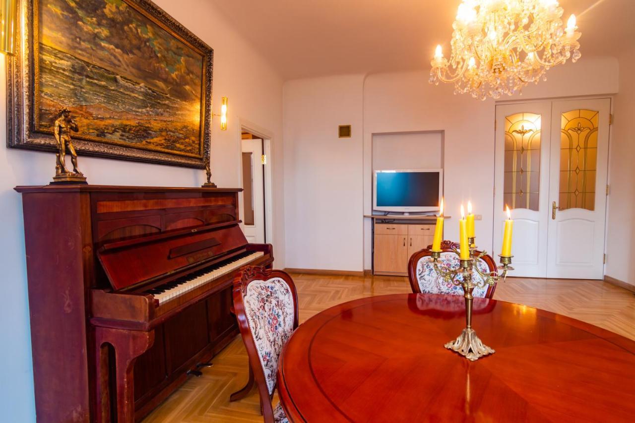 Classic Style Apartment In The Center Of Riga Exterior photo