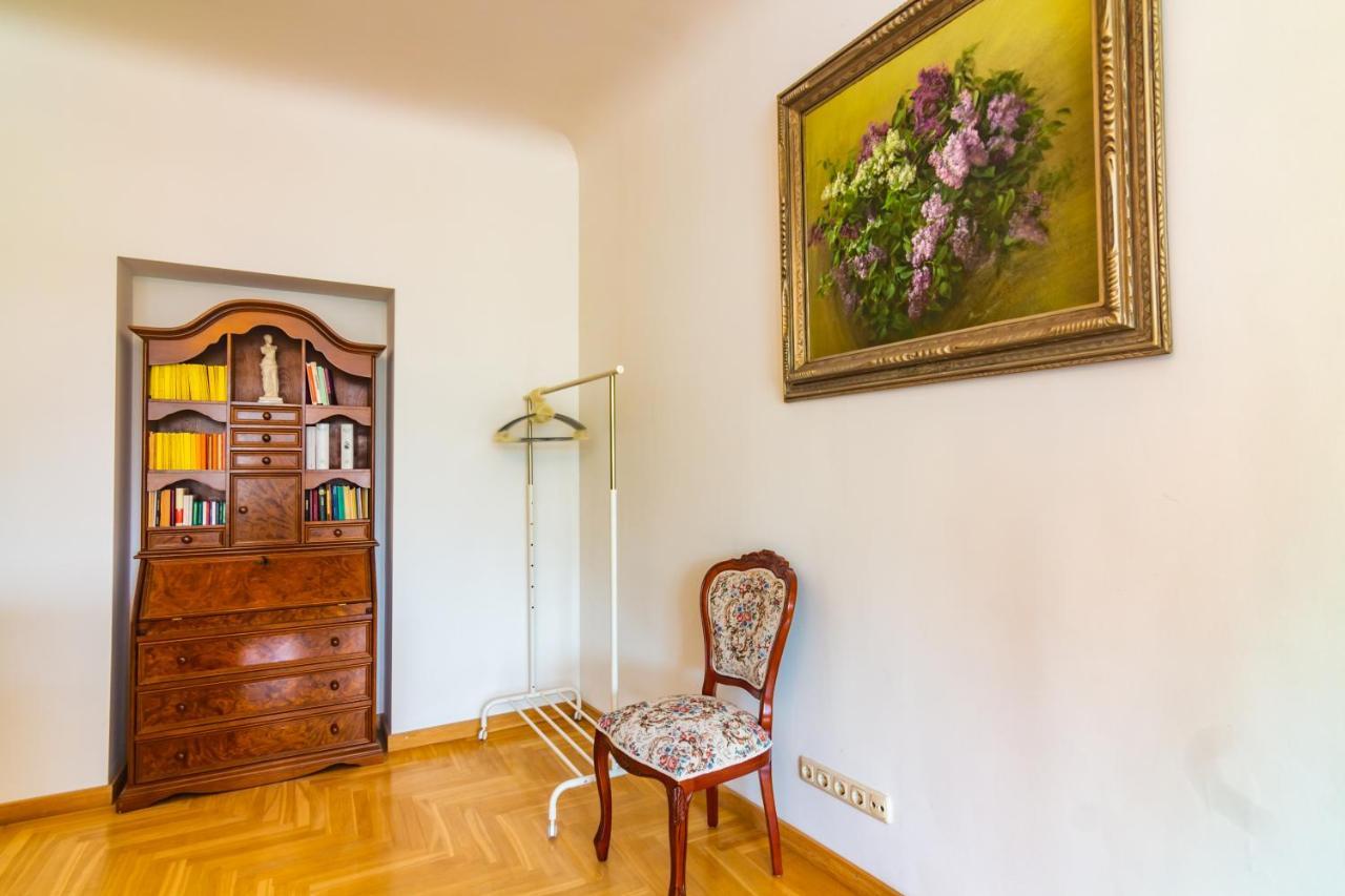 Classic Style Apartment In The Center Of Riga Exterior photo